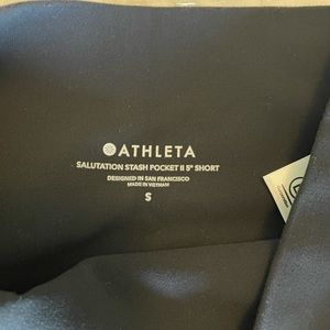 Athleta black small salutation pocket shorts 5”
